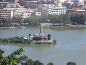 vu du lac Anosy dans les hauteur de la ville
